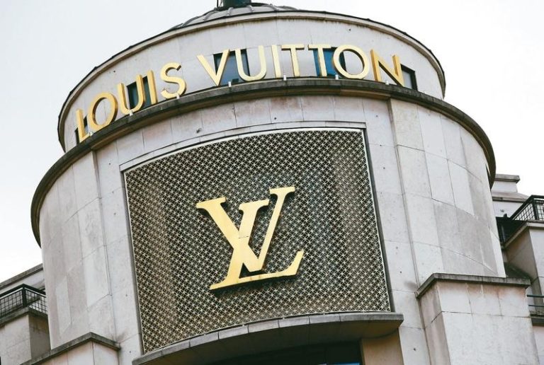 LVMH上季营收意外成长，激励股价飙涨14%。（路透）