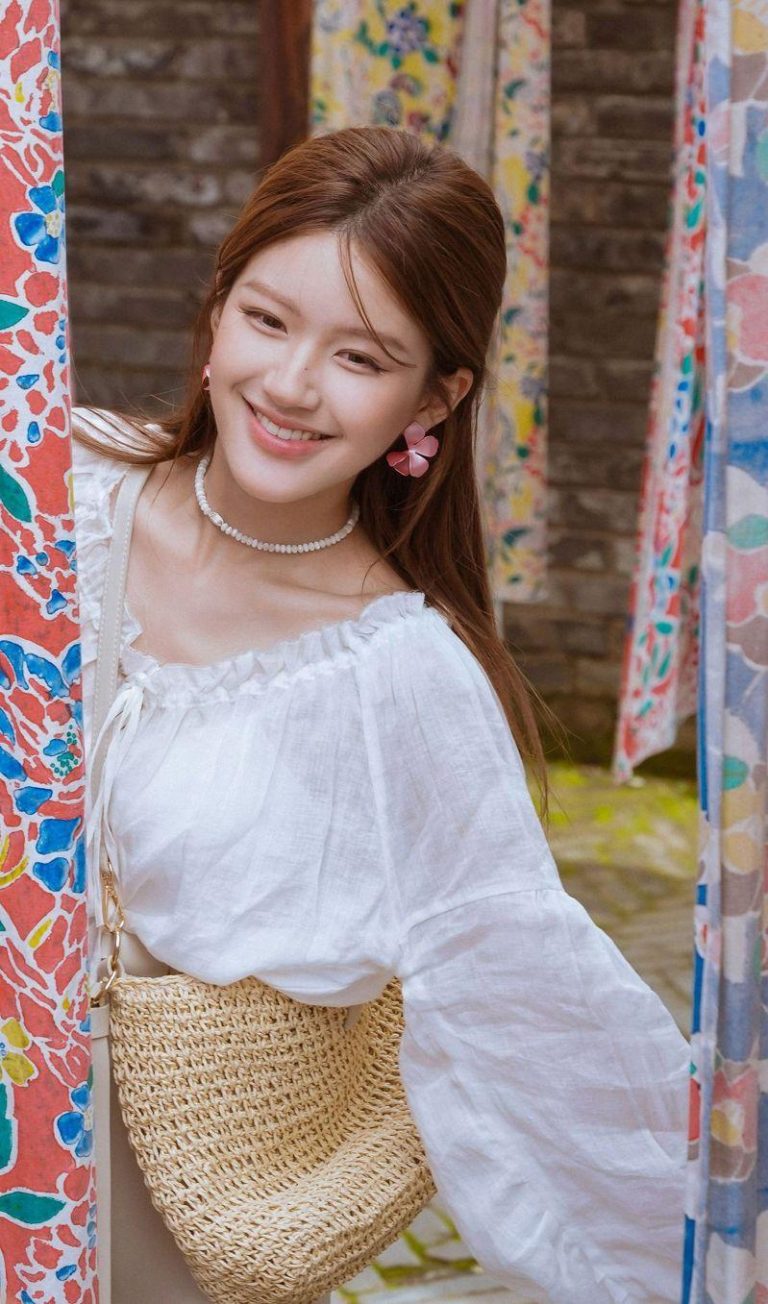 赵露思自创潮牌ROSYDOEDIAN商品包括包包、服饰、帽子等。(取材自微博)