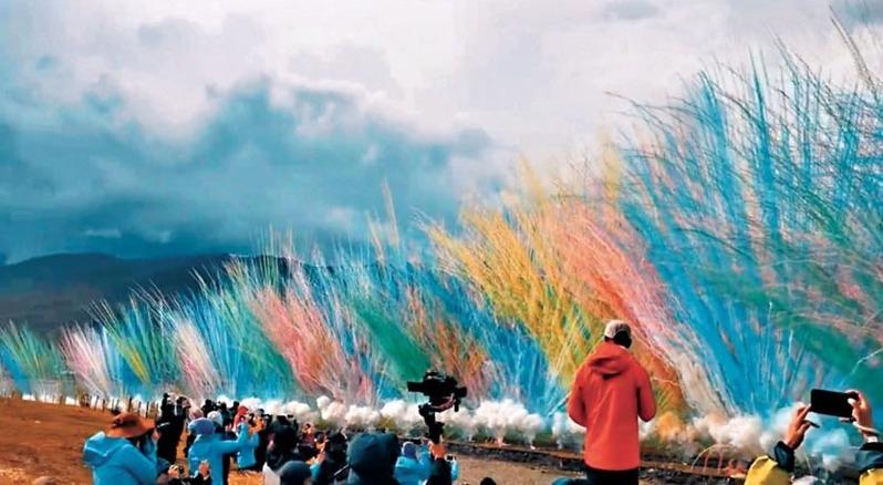 蔡国强在西藏喜马拉雅山山脉以爆破方式燃放大型艺术烟花「升龙」,形成一条3000米长的彩色「巨龙」。(视频截屏)