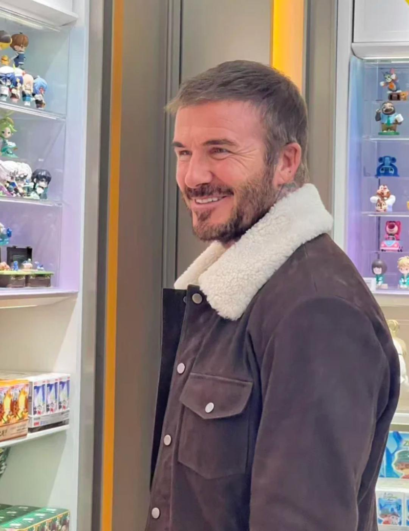 贝克汉到上海，不只亮相活动，还特地「朝圣」潮玩界的热门品牌泡泡玛特。(取材自红星新闻)