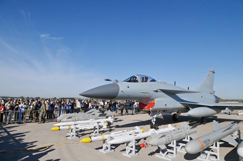 9月19日,中国的长春航空展上,「歼-10C」吸引参观者。 (中新社)