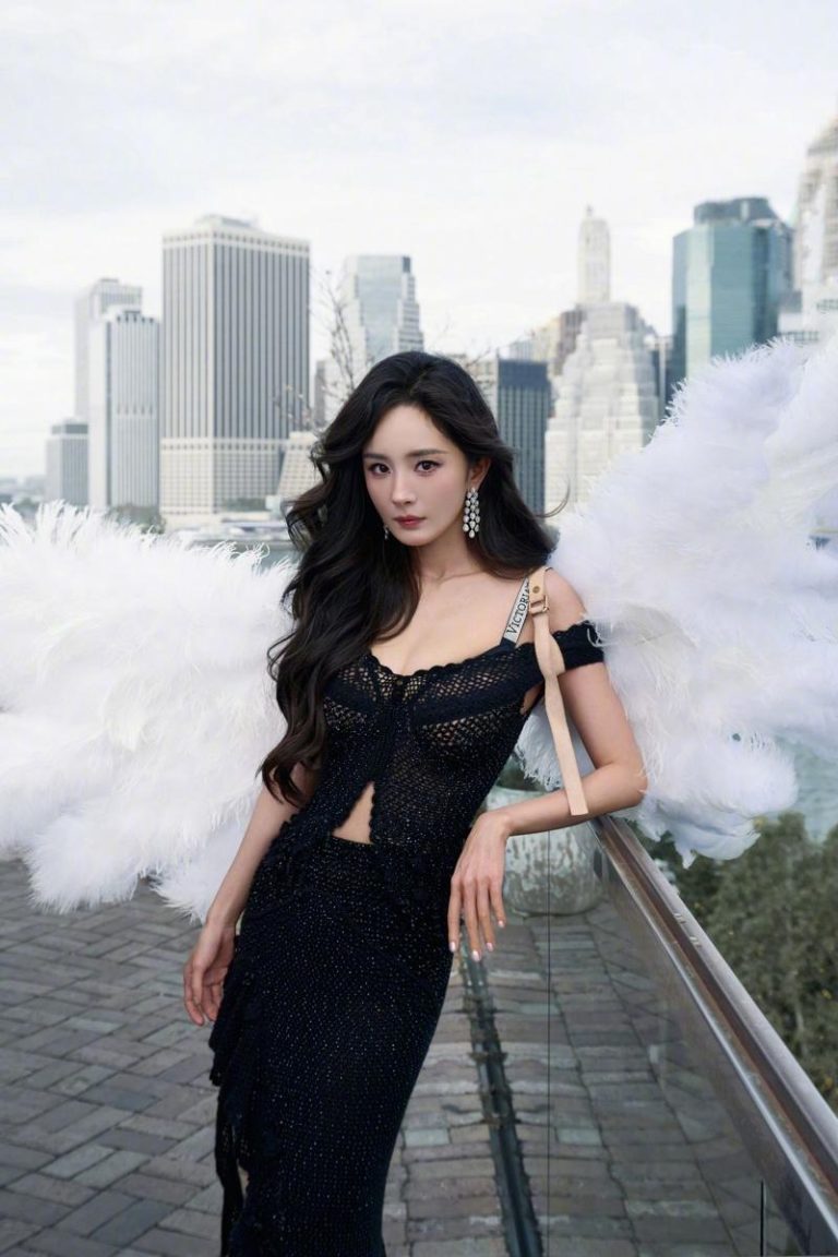 杨幂维密翅膀让众人惊艳。（取材自微博）