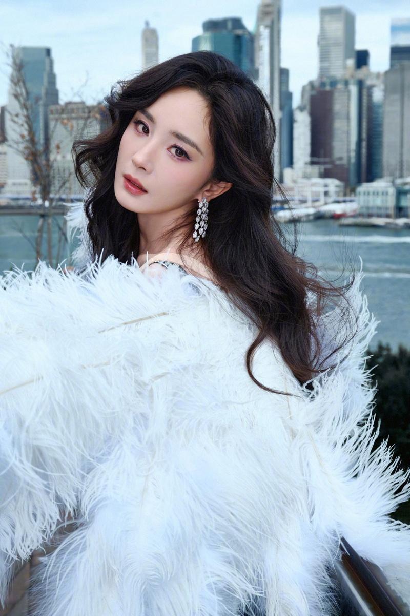 杨幂维密翅膀让众人惊艳。（取材自微博）