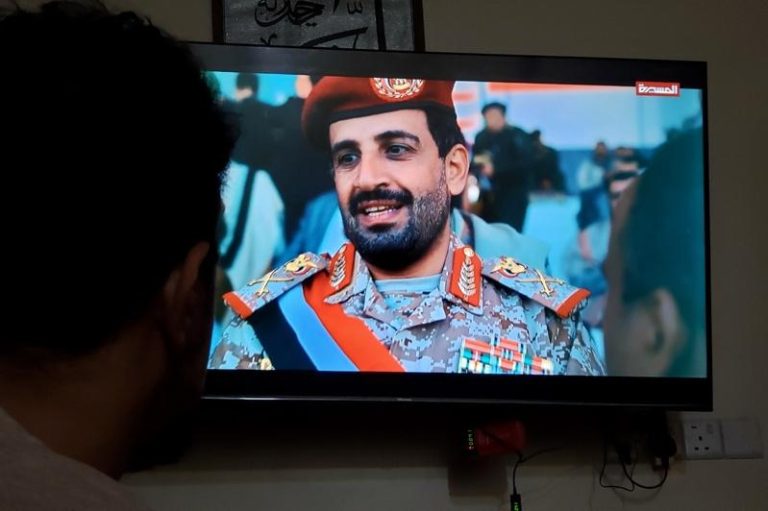 一名民众注视着电视上播放也门叛军「青年运动」（Houthis）参谋长加马里（Muhammad Abd Al-Karim al-Ghamari）16日遭以色列空袭中丧命。欧新社