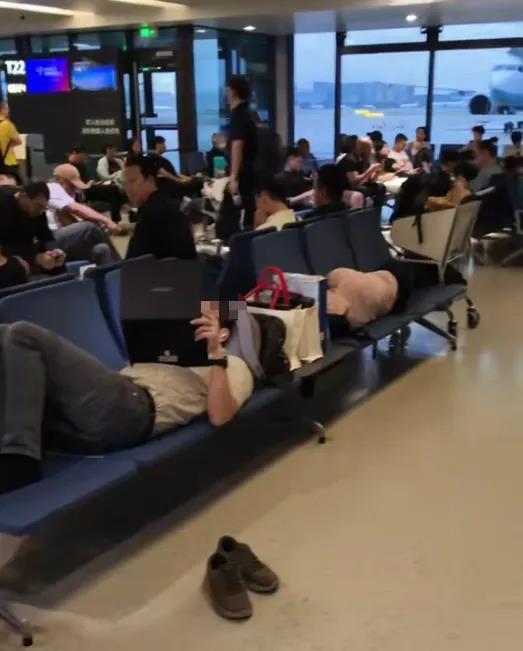 据网民发布视频,上海虹桥国际机场候机室里,两名外国人脱鞋躺在座位上,一人占3座,共占了6个位置。(取材自都市快报)