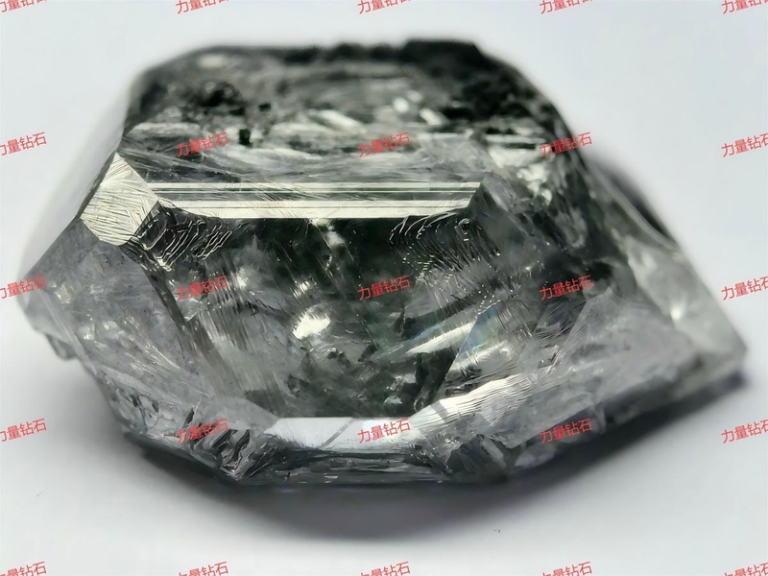 全球最大培育钻石在河南商丘诞生，有156.47克拉。（取材自大河报）