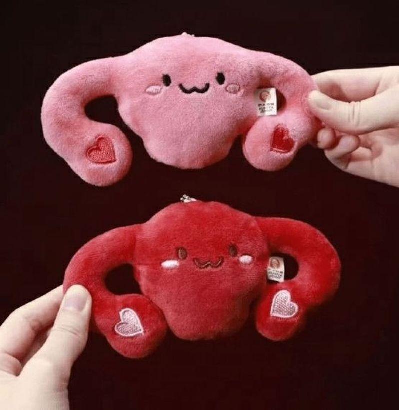 知名茶饮「沪上阿姨」推出买奶茶送子宫玩偶活动受到关注。（取材自小红书＠）