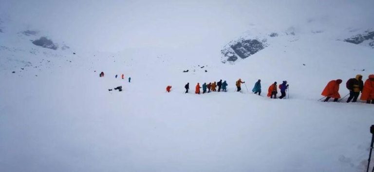 10月5日中午，徒步游客在深雪中撤离。(取材自中国新闻周刊／受访者供图)