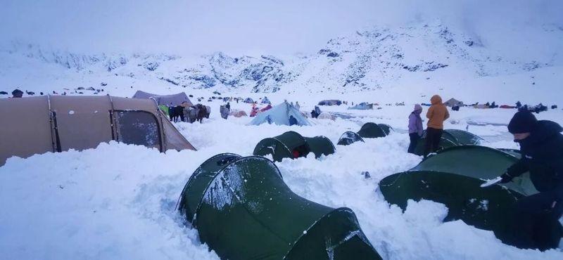 10月5日中午，徒步游客在深雪中撤离。(取材自中国新闻周刊／受访者供图)