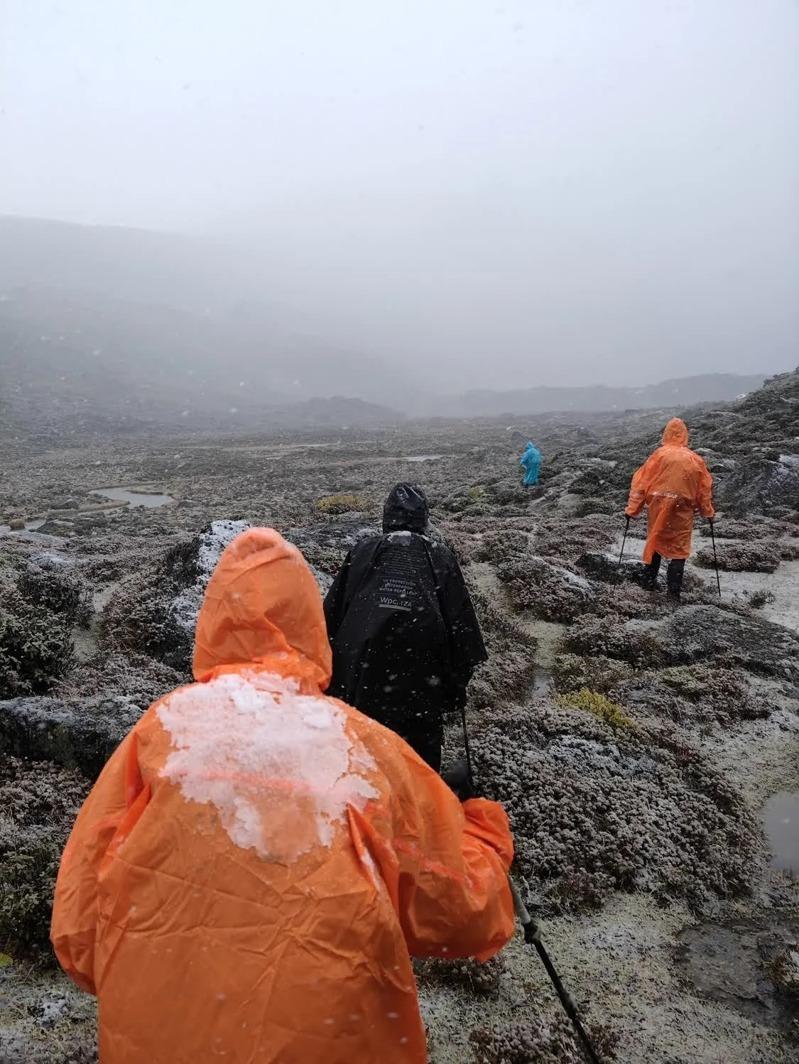 10月5日中午，徒步游客在深雪中撤离。(取材自中国新闻周刊／受访者供图)