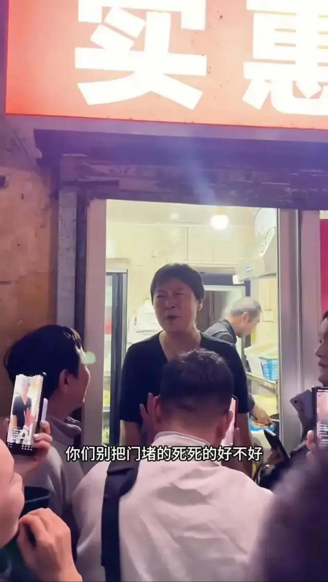 郑州「炒八掺」爆火，顾客大快朵颐。（取材自极目新闻）