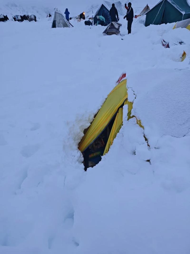 10月5日中午，徒步游客在深雪中撤离。(取材自中国新闻周刊／受访者供图)