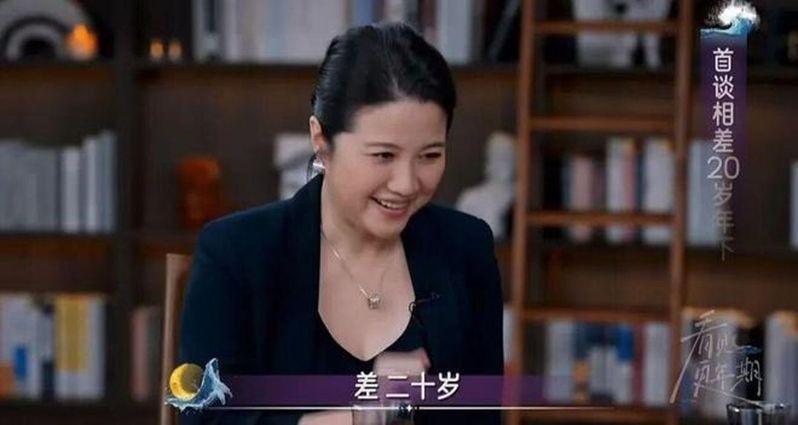 52岁影后颜丙燕近日首次公开恋情。(新华社)