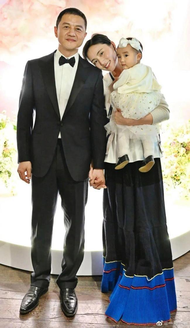 在个人微博上，李亚鹏发文表示，由于关心问询的朋友太多，决定公布离婚消息。（取材自微博)