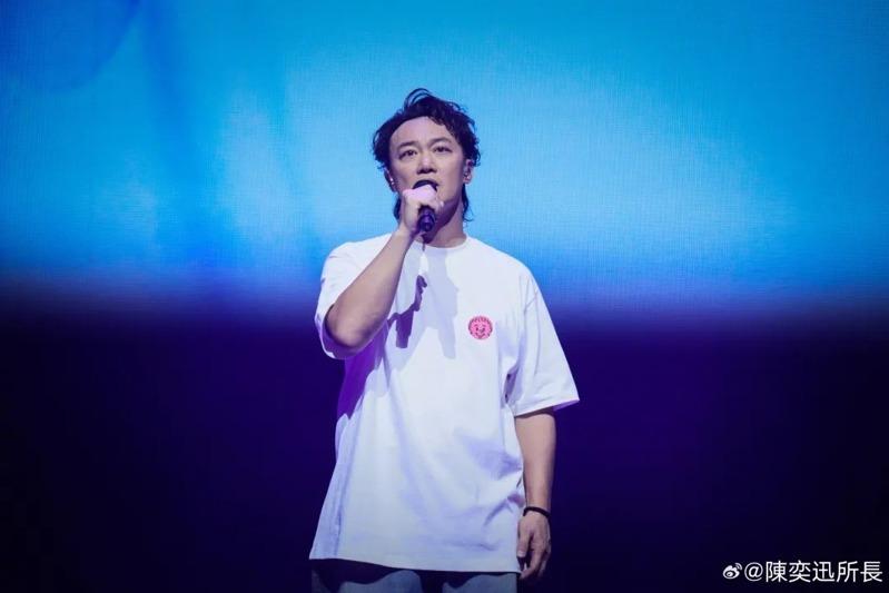 陈奕迅近日现身郑裕玲的YouTube节目受访。（节目画面截屏）