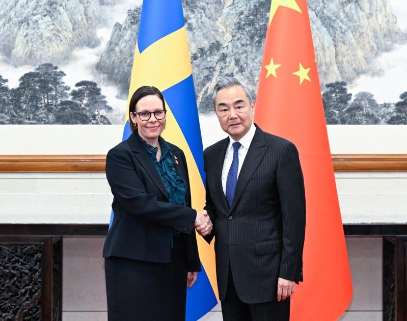 瑞典外交部长斯典尼嘉德(Maria Malmer Stenergard,左)造访北京,16日会晤中国外交部长王毅(右)。新华社