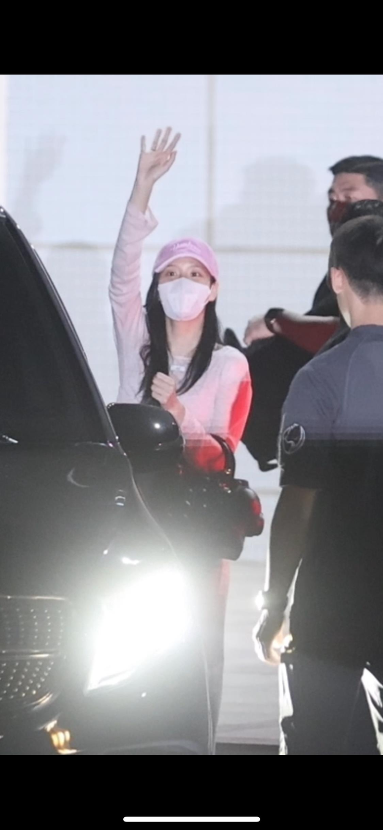 韩国天团BLACKPINK成员17日晚飞抵高雄。记者刘学圣／摄影