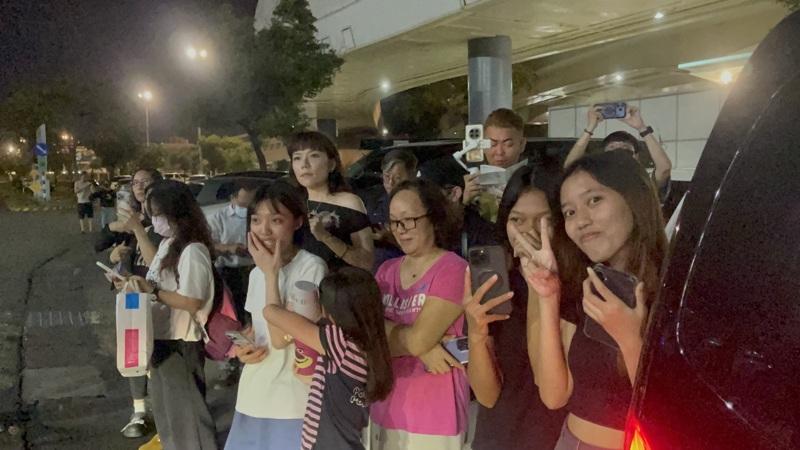 韩国天团BLACKPINK成员17日晚飞抵高雄。记者刘学圣／摄影