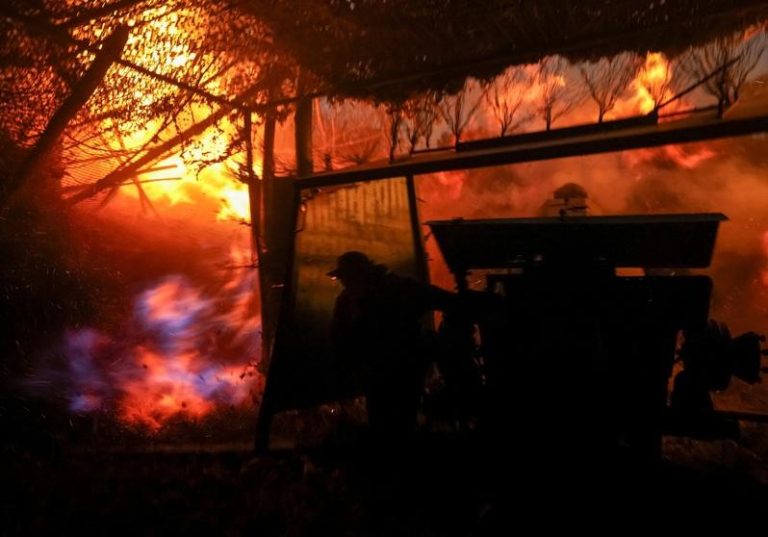 乌克兰哈尔科夫州前线城镇库皮扬斯克(Kupiansk)，一名乌克兰炮兵17日向俄军发射D-30榴弹炮。路透