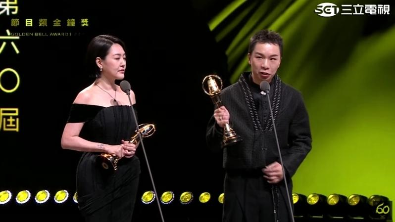 小S(左)与派翠克(柳柏丞)夺下「综艺节目主持人奖」。图/摘自YT