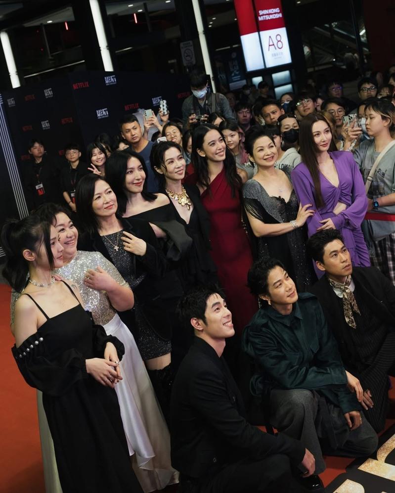 柯佳嬿（右）以「童话故事下集」再度问鼎金钟视后。图／Netflix提供