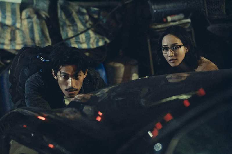 柯佳嬿（右）以「童话故事下集」再度问鼎金钟视后。图／Netflix提供