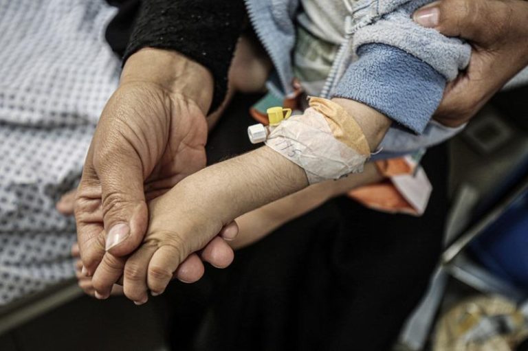 BBC加萨纪录片哈玛斯官员儿子担纲旁白 英监管机构裁违规 加萨儿童求医的档案照。(新华社)