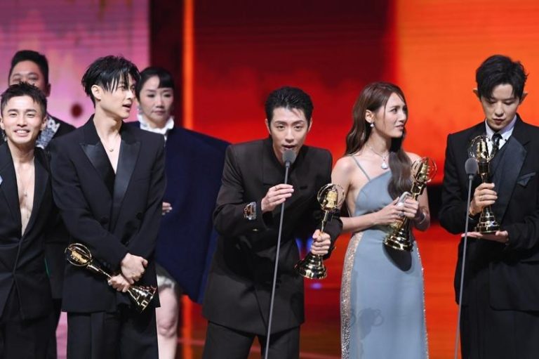 棒棒堂6人全闪兵役竟拿金钟大奖 评审:每人心中一把尺 棒棒堂拿下金钟大奖。记者林士杰/摄影