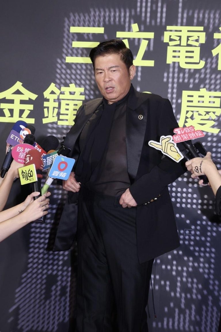 曾国城收到裤子变松，内搭透肤衬衫让身材若隐若现。记者王聪贤／摄影