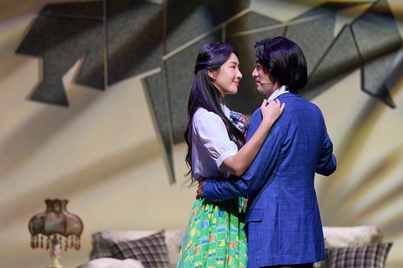 庄凯勋(左)、林雨宣演出舞台剧「你的故事我的梦」。图/宽宏艺术提供