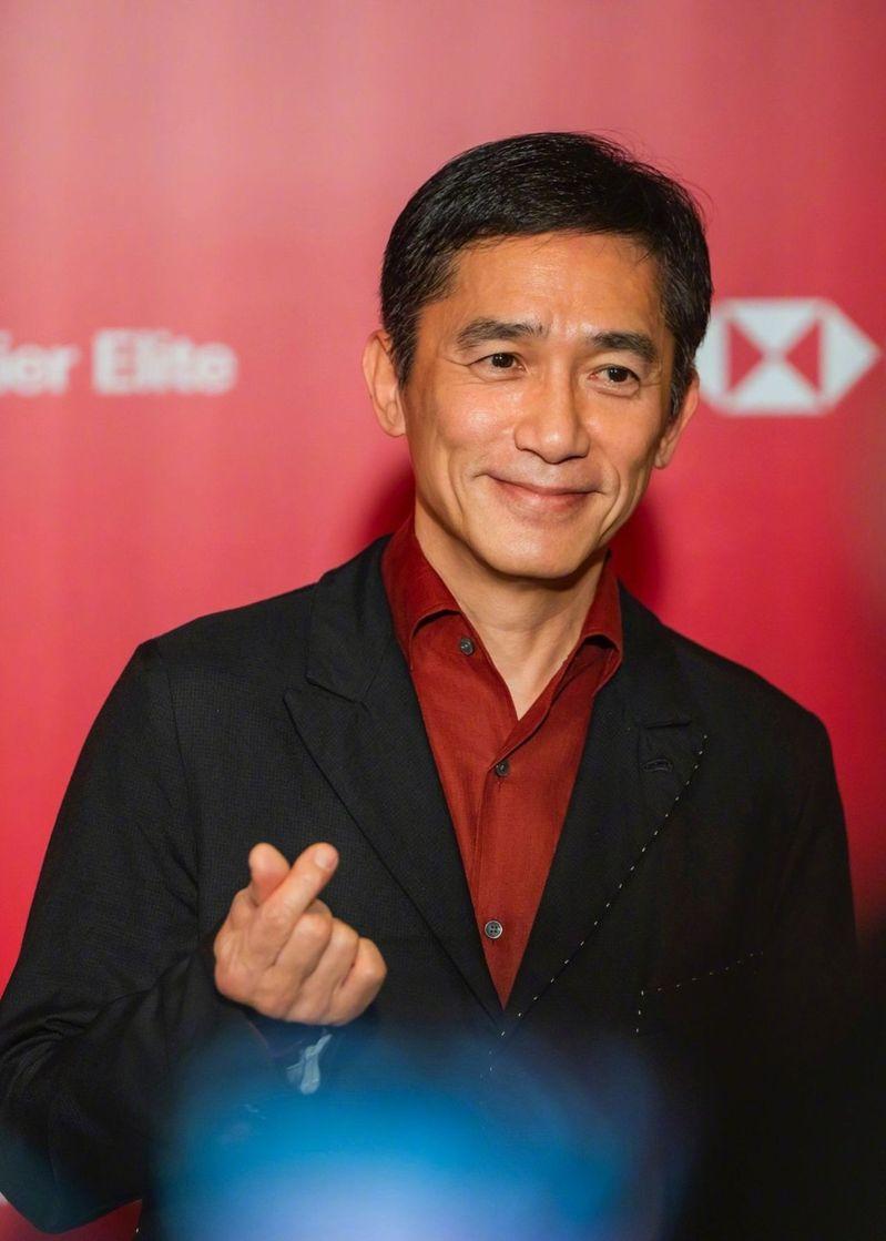 梁朝伟叮嘱刘嘉玲出来少说话,引起网友热议。(取材自微博)