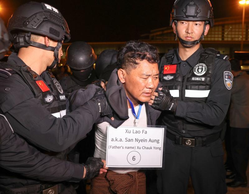 徐发启犯罪集团关押电诈人员的小黑屋内,墙上留下的血手印。(取材自钱江晚报/公安部供图)