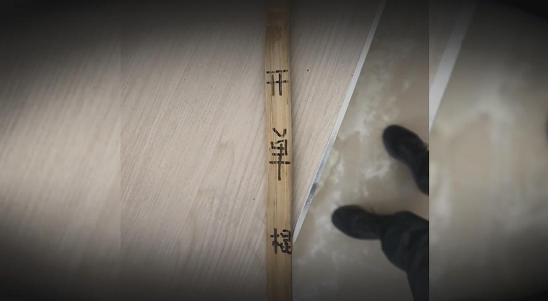 徐发启犯罪集团关押电诈人员的小黑屋内,墙上留下的血手印。(取材自钱江晚报/公安部供图)