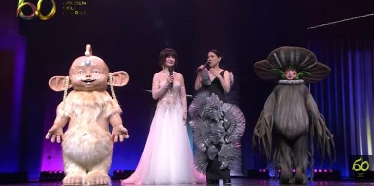 潘迎紫（左二）受邀颁奖。图／翻摄自三立