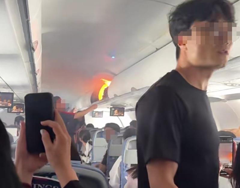 国航由杭州飞往仁川的航班，一名旅客存放在行李架上手提行李内的锂电池自燃。(视频截屏)