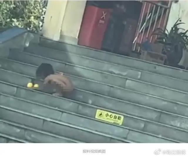 孩子全身赤裸，模仿动物蹲伏的动作。(视频截屏)