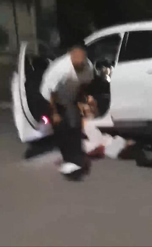 薛芯脖子四周一片通红,并留有深深的伤痕。(取材自大风新闻)