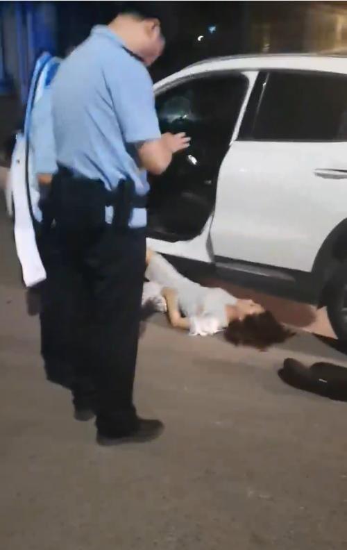 薛芯脖子四周一片通红,并留有深深的伤痕。(取材自大风新闻)