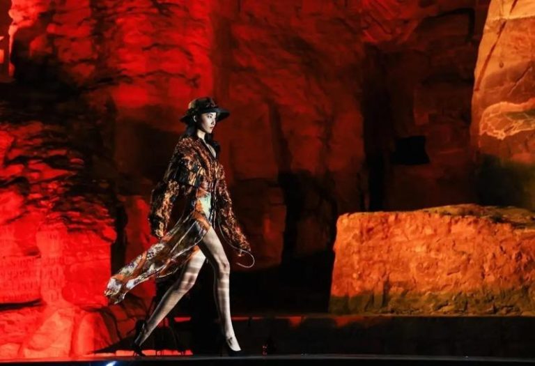 云冈石窟大佛前办时装秀、灯光伤文物? 网友吵翻了 云冈时装节在世界文化遗产云冈石窟第20窟大佛前举行,引发争议。(取材自凤凰网时尚频道)