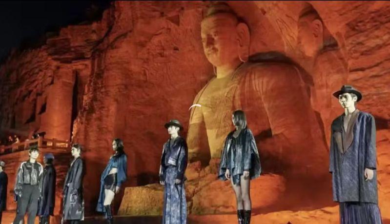 云冈时装节在世界文化遗产云冈石窟第20窟大佛前举行,引发争议。(取材自凤凰网时尚频道)