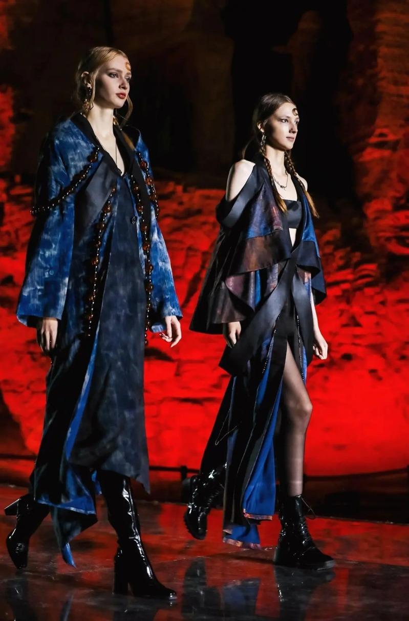 云冈时装节在世界文化遗产云冈石窟第20窟大佛前举行,引发争议。(取材自凤凰网时尚频道)