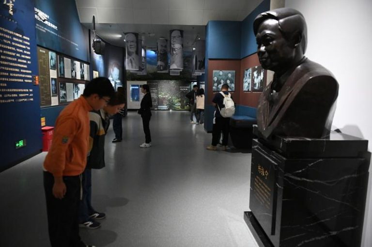 杨振宁辞世/没能以中国身分二夺诺贝尔奖 一生遗憾 安徽民众18日走进合肥市科技馆杨振宁陈列馆参观缅怀。诺贝尔物理学奖得主、中国科学院院士、著名物理学家杨振宁18日在北京逝世,享年103岁。 (中新社)