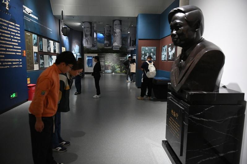 安徽民众18日走进合肥市科技馆杨振宁陈列馆参观缅怀。诺贝尔物理学奖得主、中国科学院院士、著名物理学家杨振宁18日在北京逝世,享年103岁。 (中新社)