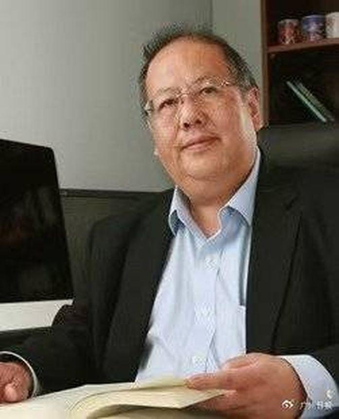有人在杨振宁美国纽约州立大学石溪分校的办公室外献花。(取材自极目新闻)