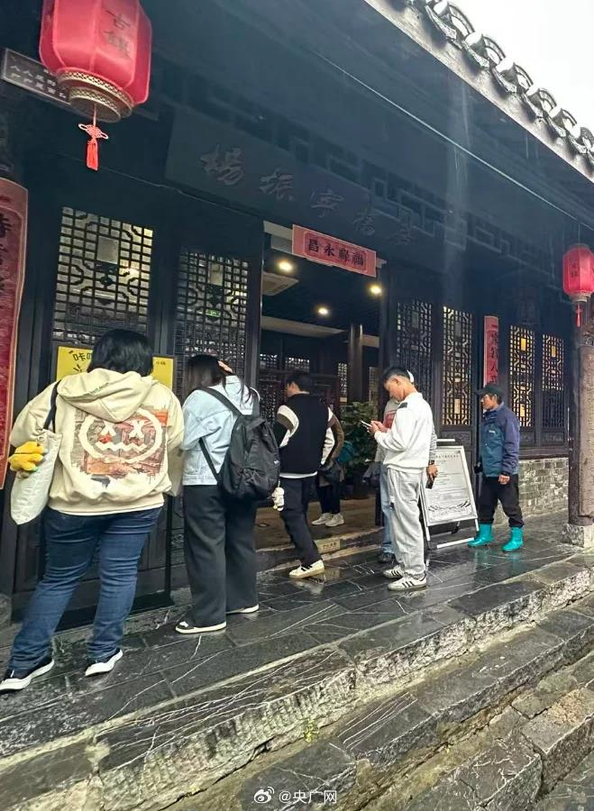 有人在杨振宁美国纽约州立大学石溪分校的办公室外献花。(取材自极目新闻)