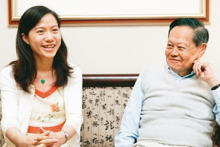 杨振宁辞世/再婚小54岁翁帆是生命的延长 赞成她再嫁 杨振宁(右)与翁帆(左)接受台北联合报专访,杨认为他一生从学术上到爱情上都很幸运。(本报数据照片)