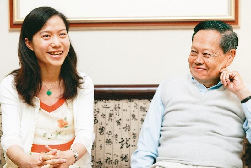 杨振宁(右)与翁帆(左)接受台北联合报专访，杨认为他一生从学术上到爱情上都很幸运。(本报数据照片)