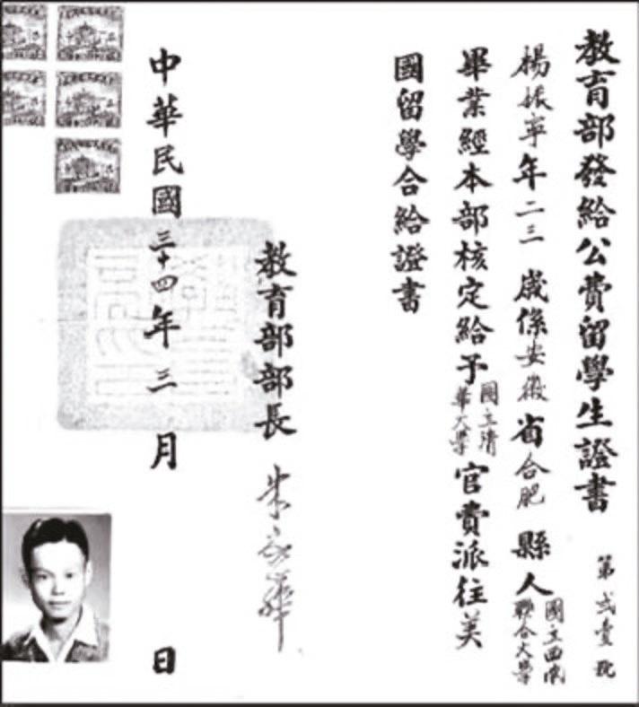 杨振宁(右)与翁帆(左)接受台北联合报专访，杨认为他一生从学术上到爱情上都很幸运。(本报数据照片)