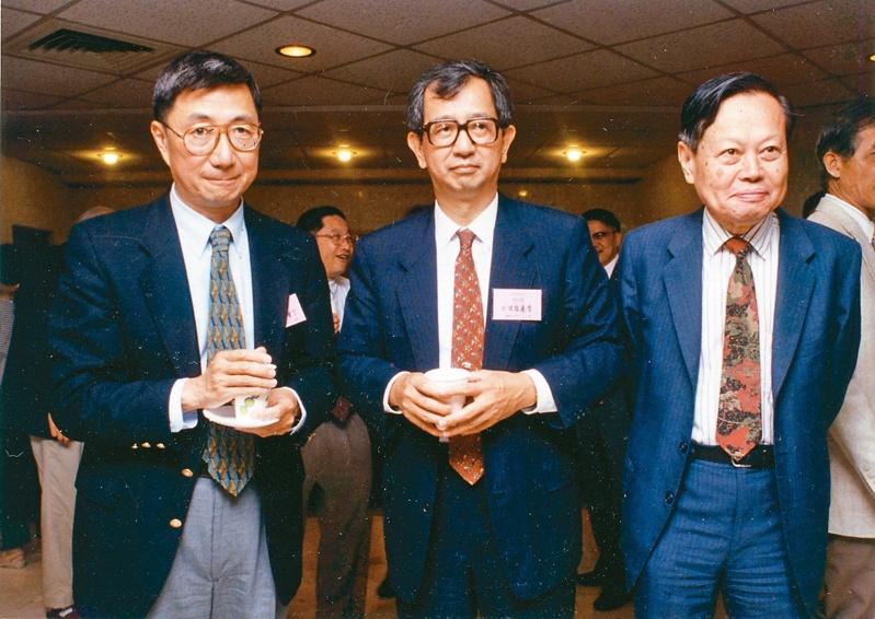 杨振宁(右)与翁帆(左)接受台北联合报专访，杨认为他一生从学术上到爱情上都很幸运。(本报数据照片)