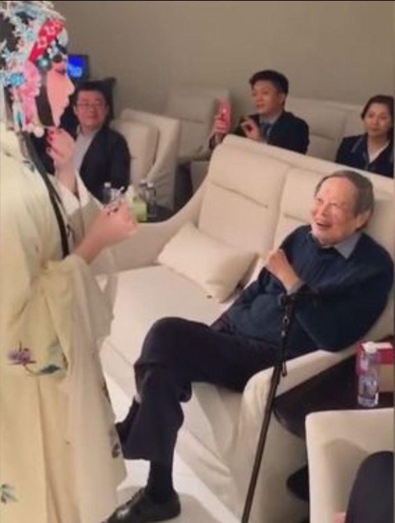 图为2018年杨振宁与翁帆的新书「晨曦集」在北京清华大学高等研究院发布。(中新社)